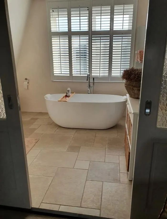 Geplaatst bad in een gerenoveerde badkamer
