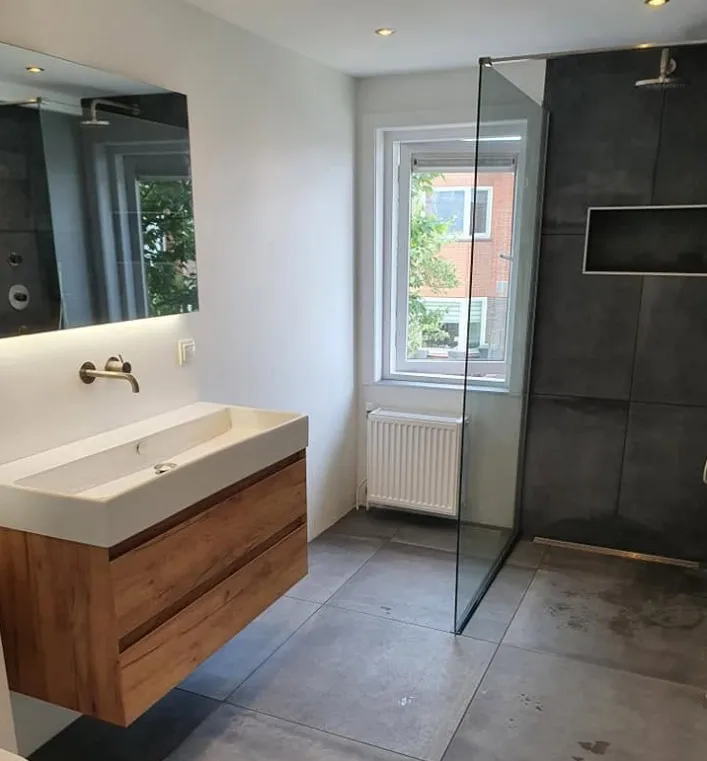 Detail van de afwerking van een badkamer
